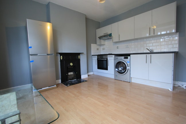 Lovely 1-Bed Flat + Extra Single Room;with parking Main Photo