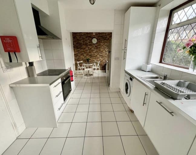  Room in lovely house Main Photo