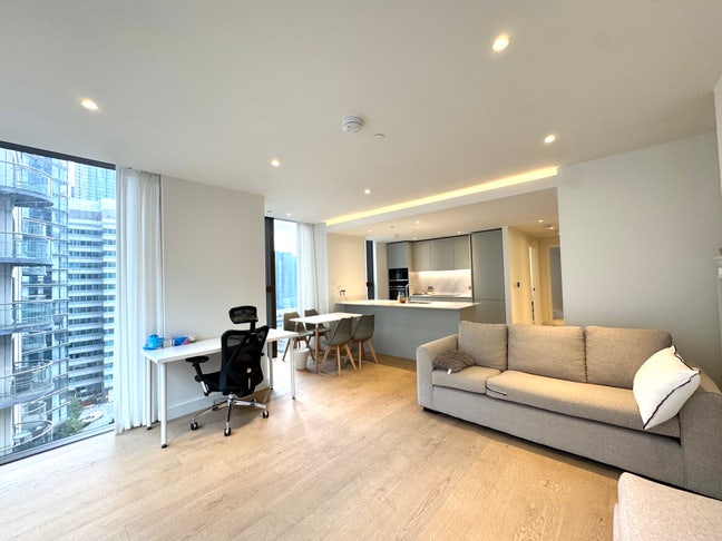 Luxurious 2-Bed Apartment  in South Quay Plaza Main Photo