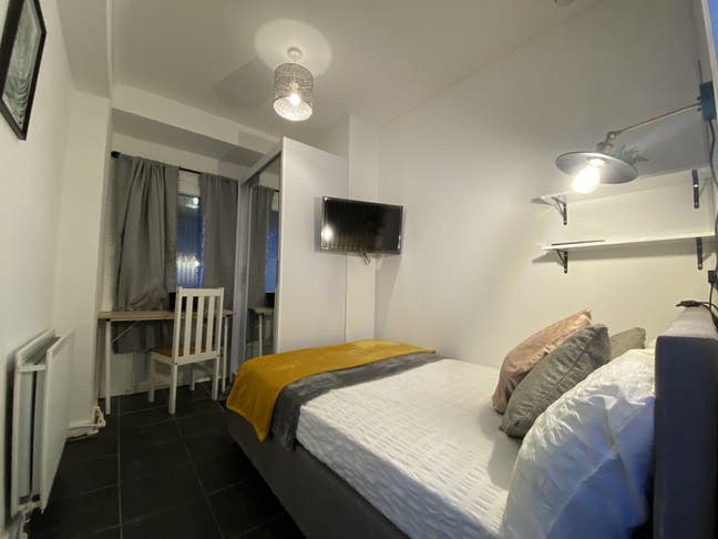 Stunning 1-Bedroom Available in Putney Main Photo