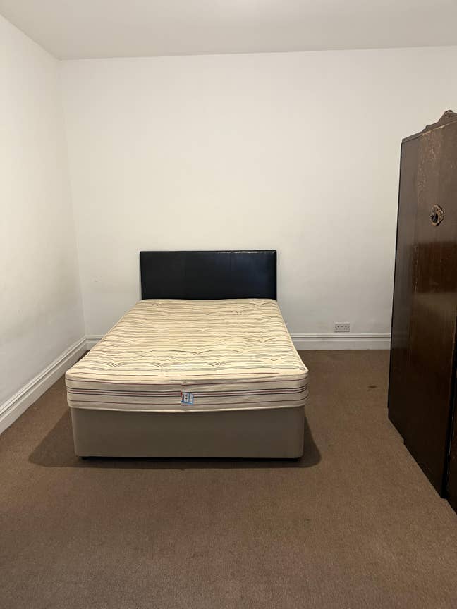 Double Room Close to All Shops & Public Transport Main Photo
