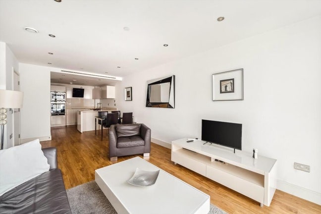 Modern Double Room - 5 mins from Aldgate east  Main Photo