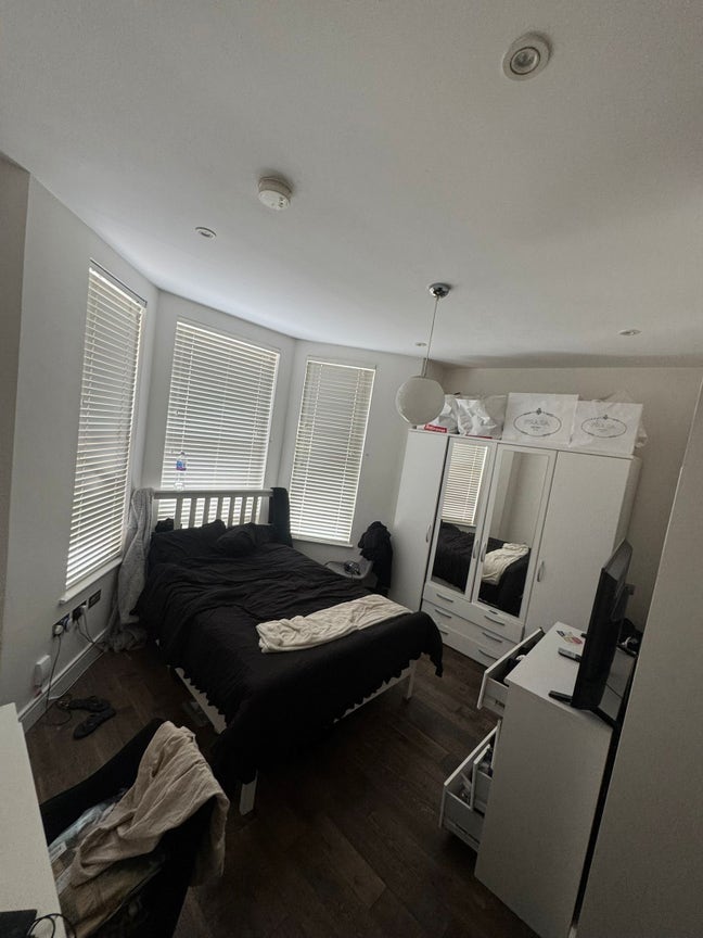Double bedroom in bright, large, modern flat Main Photo