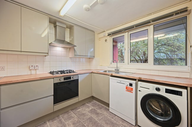 Newly Refurbished Three-Bedroom Flat to Rent Main Photo