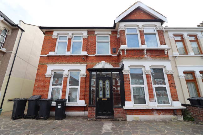One Bedroom Apartment in Ilford! Station Next Door Main Photo