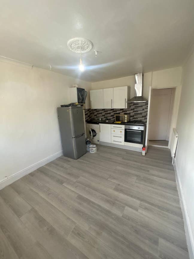 Studio flat including bills ( Newly Refurbished)  Main Photo