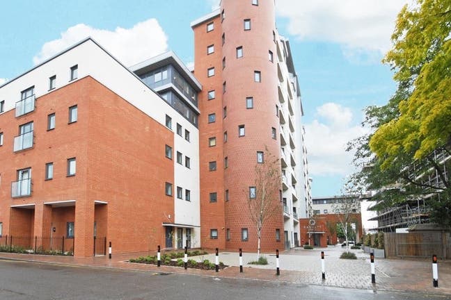 2 Bed Flat, Grays Place, SL2 Main Photo