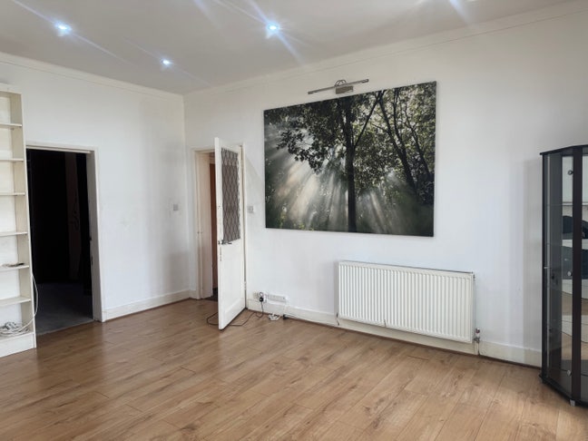 Bright Double Room 10 Mins to East Croydon  Main Photo