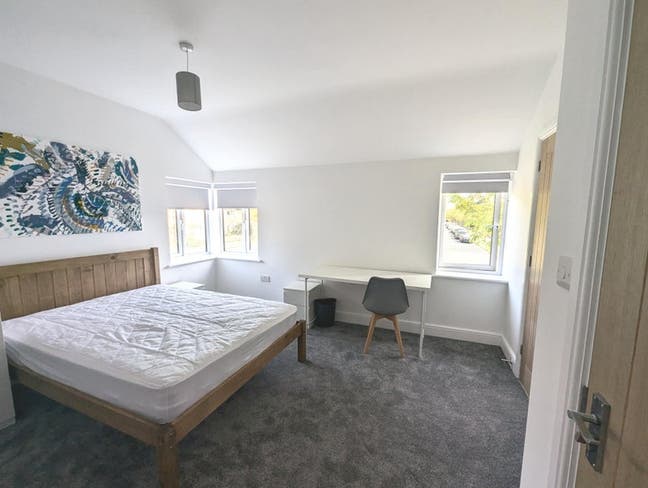 Large Ensuite rooms - newly built professional HMO Main Photo