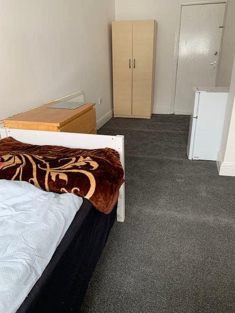 Two Rooms to Rent for Single persons Main Photo