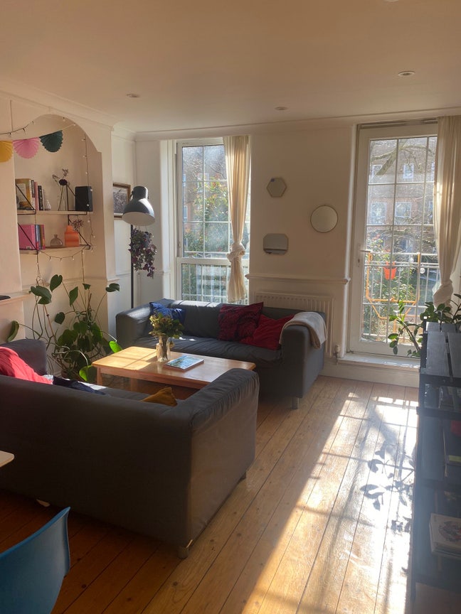 Double bed room in cute flat in Haggerston  Main Photo