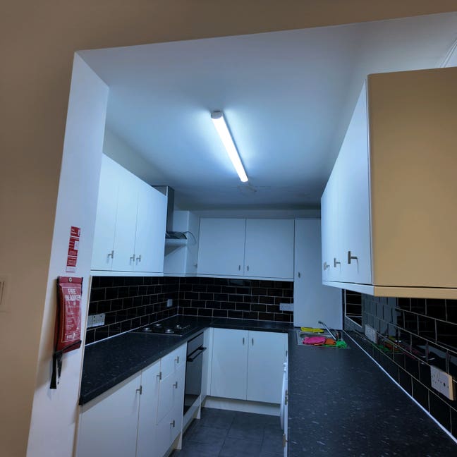 Bright, Modern, and Freshly refurbished Main Photo