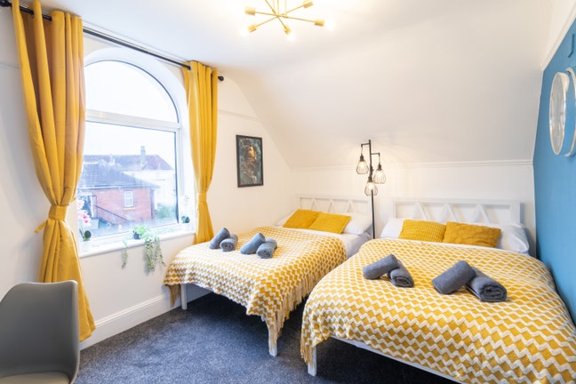 Spacious 2 Bed Ensuite Room  Main Photo