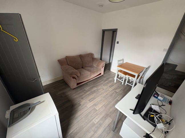 3 Rooms in terrace with off road parking Main Photo