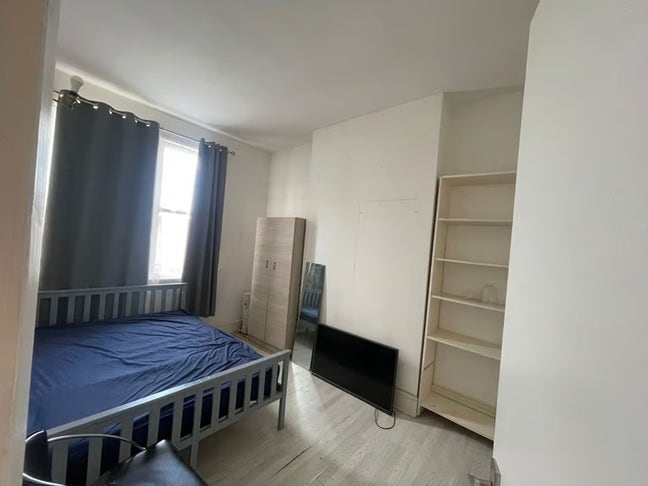 Double room in E15 4ES Main Photo