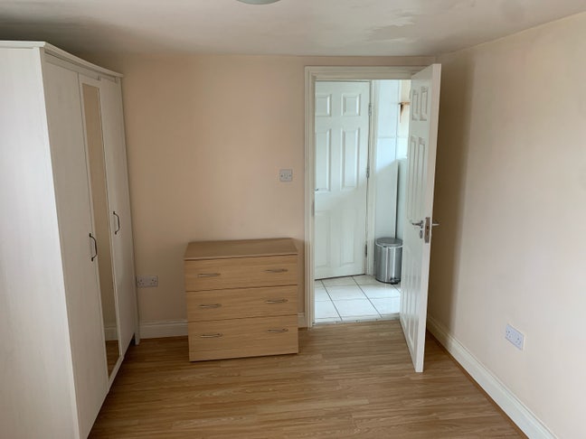 2 bed loft apartment for 2 females Main Photo