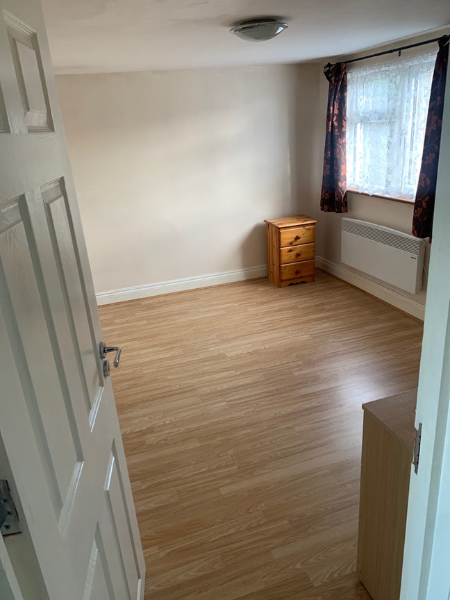 2 bed loft apartment for 2 females Main Photo