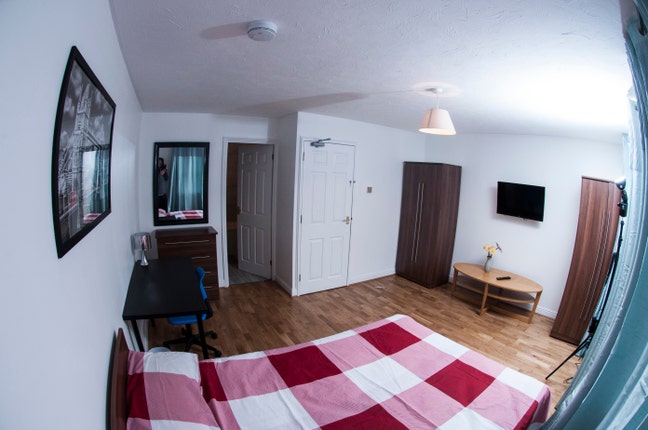 En suite + Double Living TV Garden  Main Photo