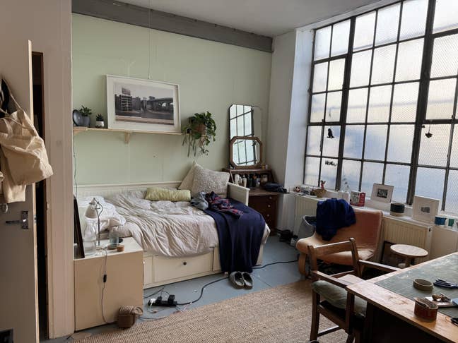 Big bright room Main Photo