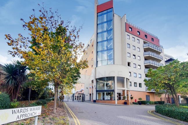 Double Room in 3Bed Flat in Wards Wharf Main Photo