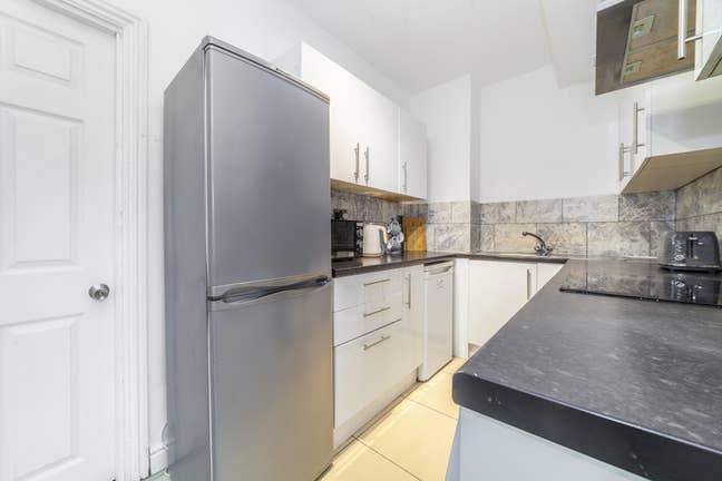 Two Doubles- Free parking/Living/Balcony  Main Photo