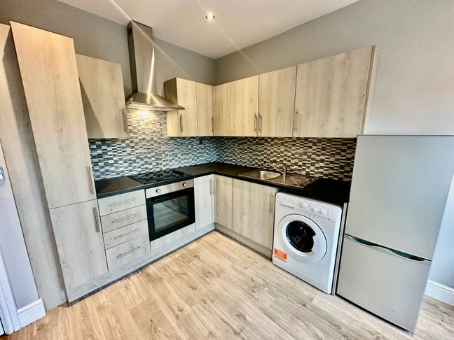 New! Available 3 Bedroom Flat, Ideal for Sharers Main Photo