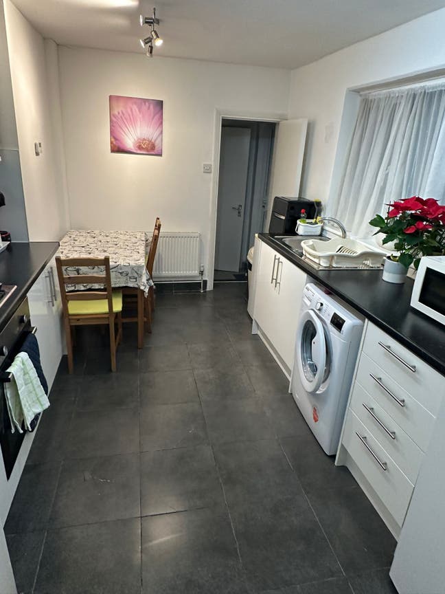 Lovely Double Room Available for Female Only! Main Photo