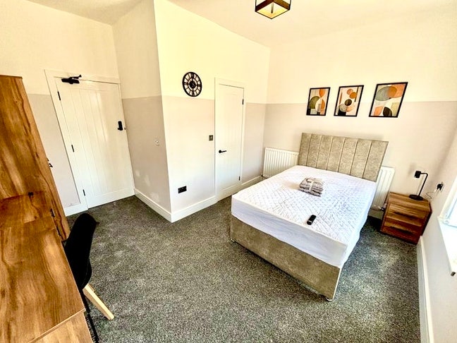 High Quality Double Bedroom En-suite Shower Main Photo