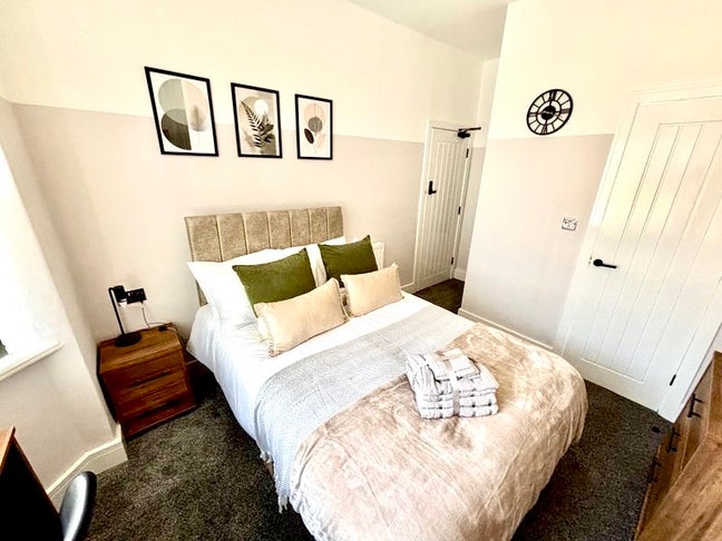 High Quality Double Bedroom En-suite Shower Main Photo