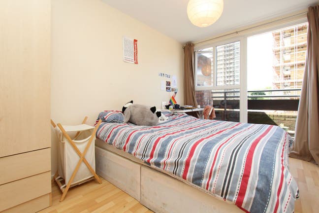 Economic rooms with balcony - Victoria Park E3 Main Photo