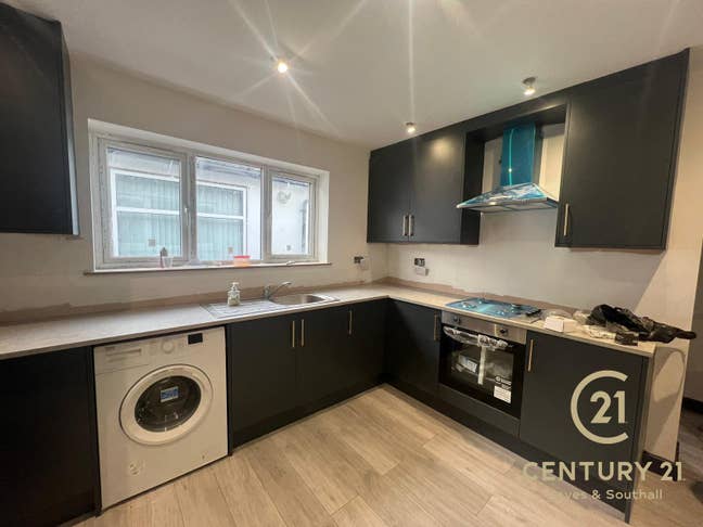 Single Ensuite Bedroom to Rent - Bills Included! Main Photo