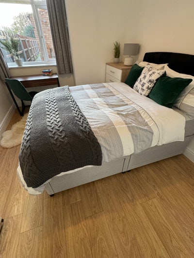 Young Professional Grad HouseShare Main Photo