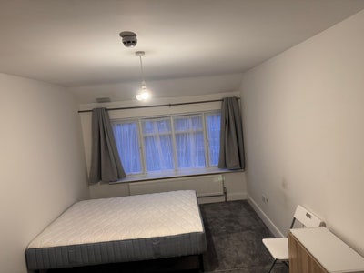 **** Huge Double Room to let **** Main Photo