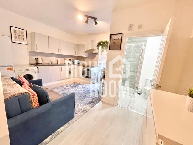 5 Beds 3 Bathrooms📍 Harrow HA1- Available Now  Main Photo