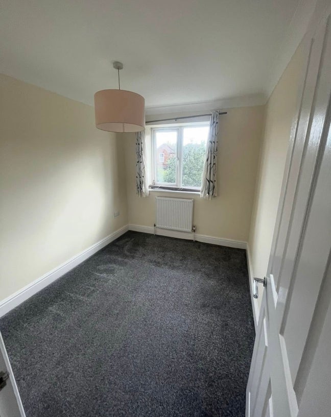 Room for rent - Egham train station! Main Photo