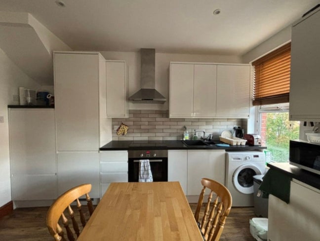 Room to rent in a clean and quiet 3 bedroom flat Main Photo