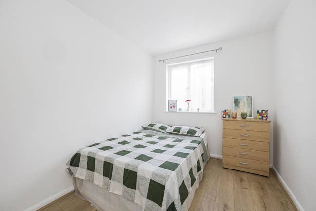 Large Double Room in Stepney All Bills Inc No Depo Main Photo