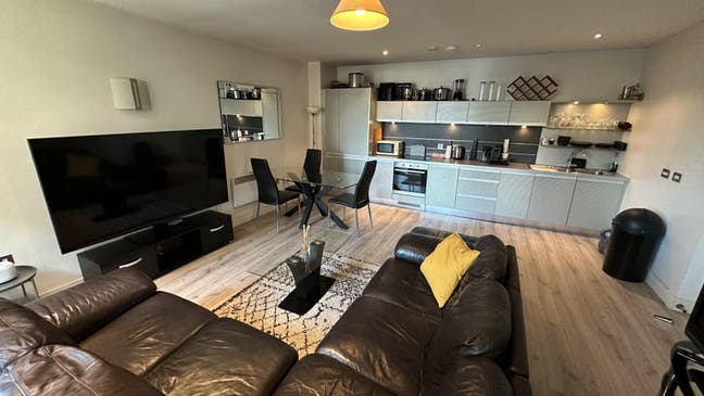 En-suite room available in Central 2-bed apartment Main Photo