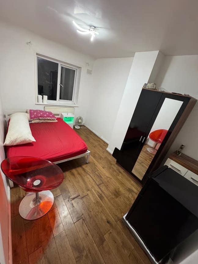 Double Room is Available for Rent - RM9 4AA Main Photo