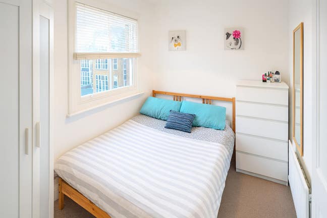 Small Double Room - Prime Location Main Photo