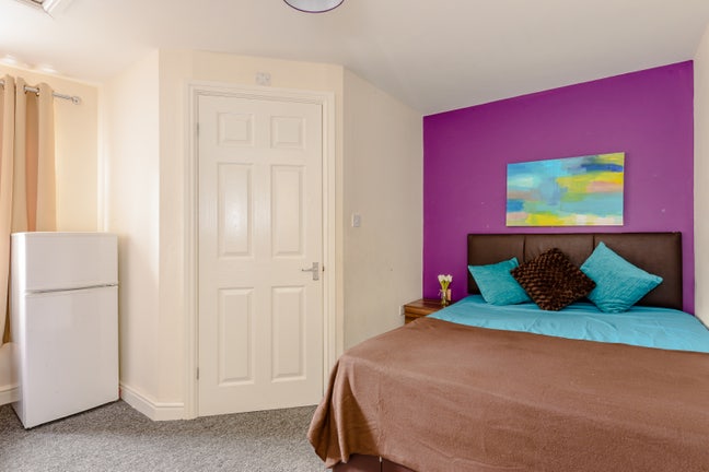 Double ensuite in CV1 large garden  Main Photo