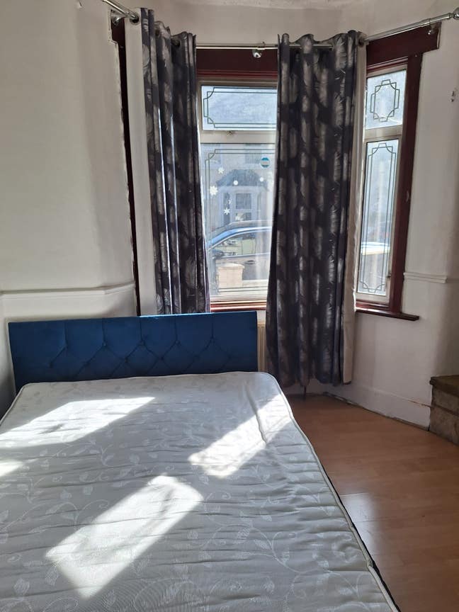 Double room is available for rent in - N9 8JG Main Photo