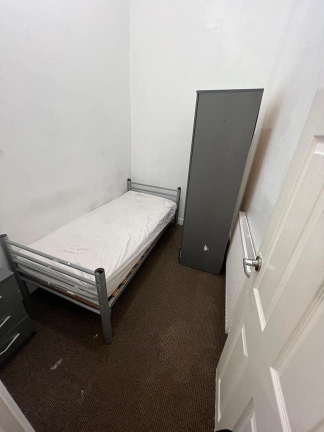 Spacious Single Room iavailable for rent - BL3  Main Photo