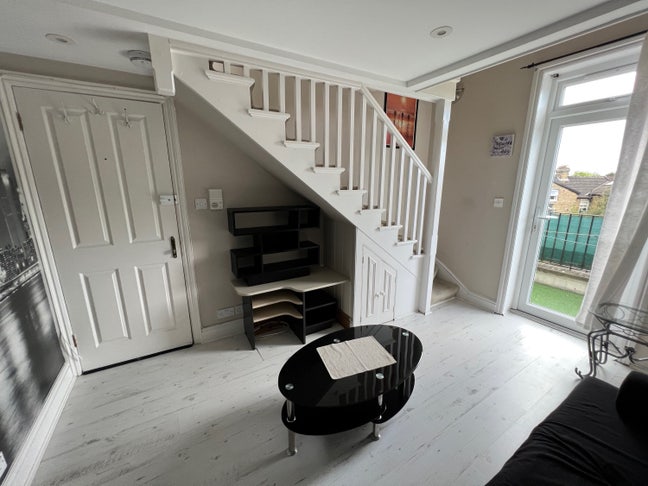 Studio Flat over 2 floors with large balcony Main Photo