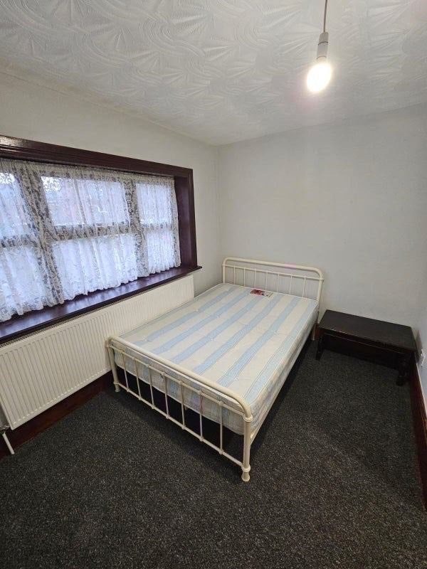 En-suite room for a single use- Willesden Green Main Photo
