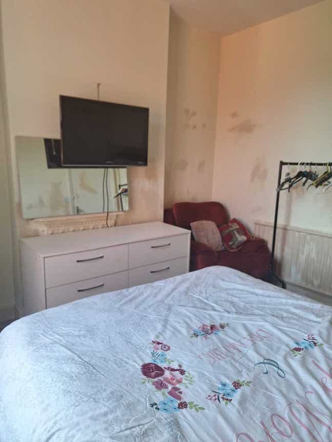 Double bedroom to let in a town house Main Photo