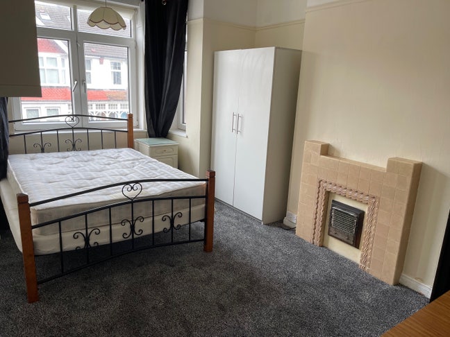 Large double room with all bills included  Main Photo
