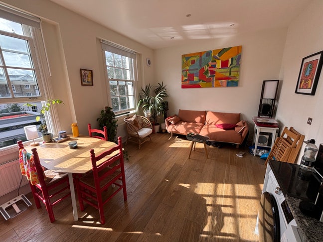 Room in canal-side sunlit flat w/own bathroom Main Photo
