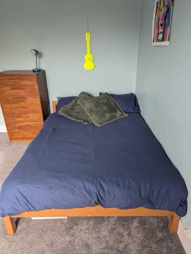 Double room to rent - commuting professionals  Main Photo