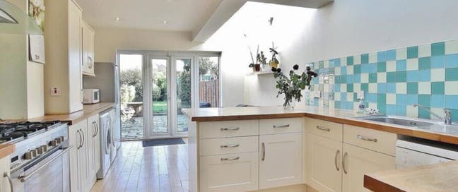 5-Bed House in Hounslow Centre – Ensuite + Double  Main Photo